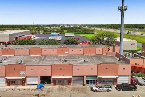 Commercial property in Miami, Florida № 1748643 - photo 6