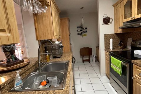 Immobilier commercial à vendre à Miami, Floride: 255.67 m2 № 2002684 - photo 6