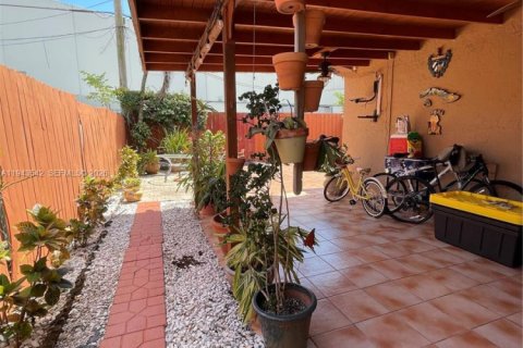 Immobilier commercial à vendre à Miami, Floride: 255.67 m2 № 2002684 - photo 12