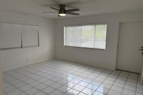 Copropriété à vendre à Palm Springs, Floride: 1 chambre, 60.39 m2 № 2176931 - photo 2
