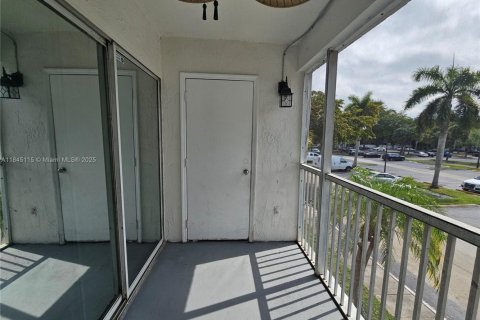 Condo in Tamarac, Florida, 1 bedroom  № 1840924 - photo 3