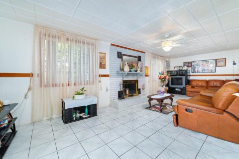 House in Plantation, Florida 3 bedrooms, 166.85 sq.m. № 2184637 - photo 13