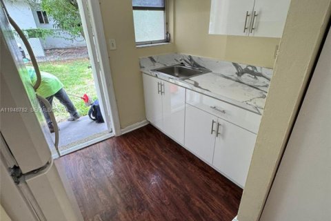 Коммерческая недвижимость в Форт-Лодердейл, Флорида 119.84м2 № 2004660