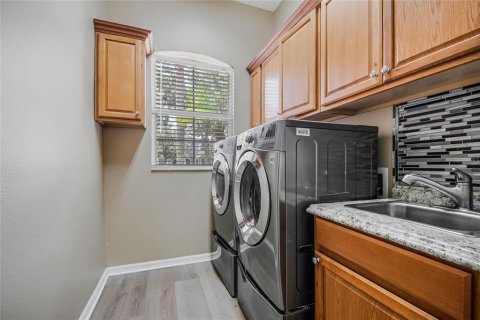 House in Orlando, Florida 4 bedrooms, 413.6 sq.m. № 2207773 - photo 24