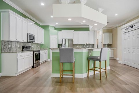 House in Orlando, Florida 4 bedrooms, 413.6 sq.m. № 2207773 - photo 5