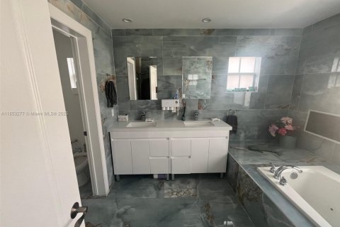 Купить таунхаус в Норт-Майами-Бич, Флорида 3 спальни, 296.82м2, № 2056816 - фото 14