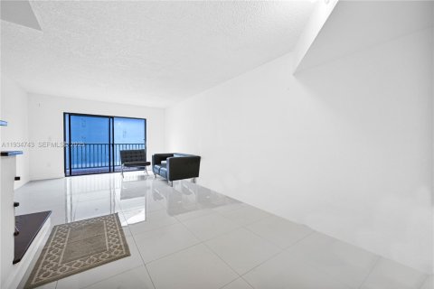 Condominio en alquiler en Hialeah, Florida, 2 dormitorios, 93.83 m2 № 1992936 - foto 3