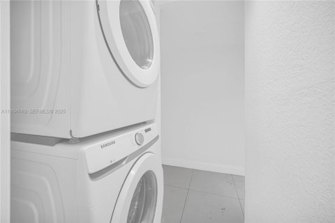 Condominio en alquiler en Hialeah, Florida, 2 dormitorios, 93.83 m2 № 1992936 - foto 9