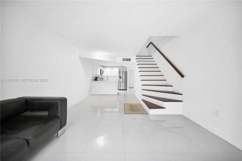 Condominio en alquiler en Hialeah, Florida, 2 dormitorios, 93.83 m2 № 1992936 - foto 2