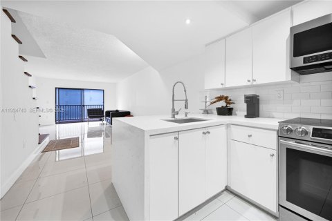 Condominio en alquiler en Hialeah, Florida, 2 dormitorios, 93.83 m2 № 1992936 - foto 8