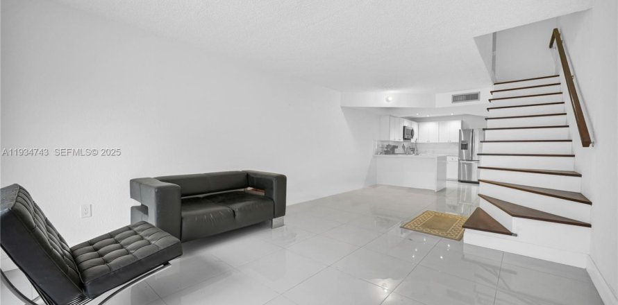 Condominio en Hialeah, Florida, 2 dormitorios  № 1992936