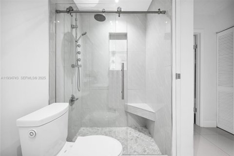 Condominio en alquiler en Hialeah, Florida, 2 dormitorios, 93.83 m2 № 1992936 - foto 16