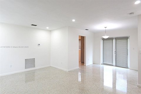 Villa ou maison à louer à Miami, Floride: 2 chambres, 91.88 m2 № 1968258 - photo 3