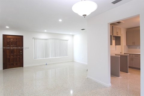 Villa ou maison à louer à Miami, Floride: 2 chambres, 91.88 m2 № 1968258 - photo 7