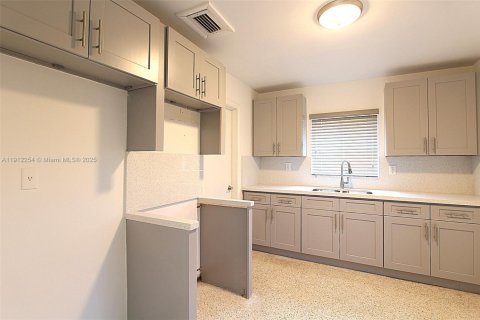 Villa ou maison à louer à Miami, Floride: 2 chambres, 91.88 m2 № 1968258 - photo 10