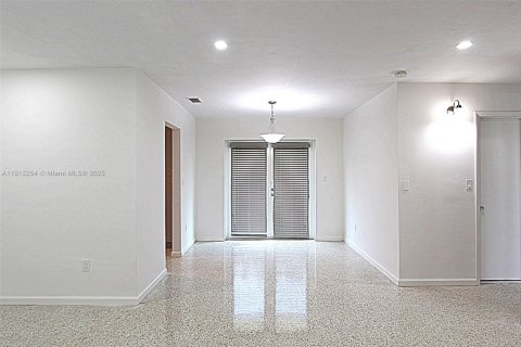 Villa ou maison à louer à Miami, Floride: 2 chambres, 91.88 m2 № 1968258 - photo 4