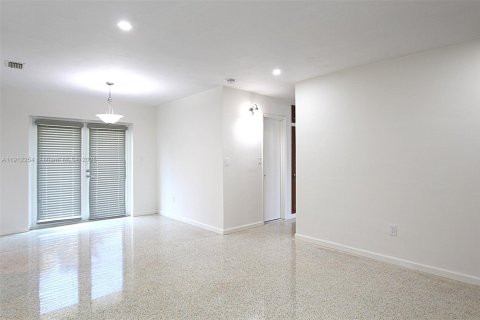 Villa ou maison à louer à Miami, Floride: 2 chambres, 91.88 m2 № 1968258 - photo 5