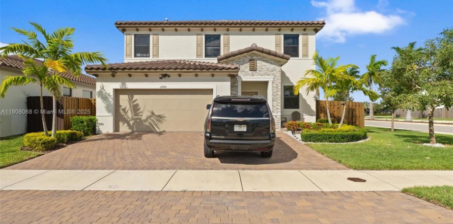 House in Homestead, Florida 5 bedrooms, 245.26 sq.m. № 2081994