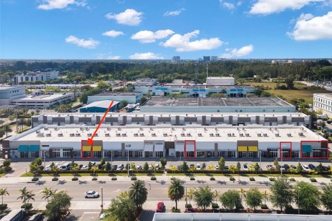 Commercial property in Sweetwater, Florida № 1705273 - photo 2