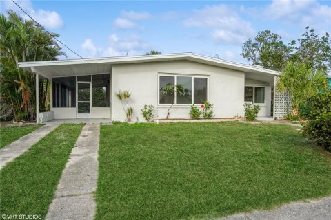House in Port Charlotte, Florida 2 bedrooms, 81.2 sq.m. № 1521486 - photo 1