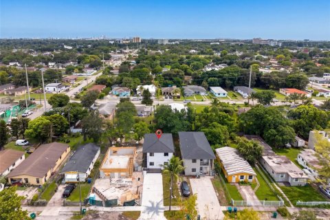 Commercial property in Miami, Florida № 2402464 - photo 28