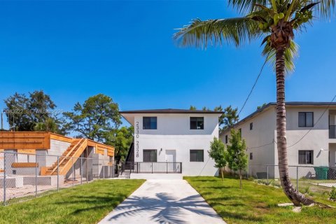 Commercial property in Miami, Florida № 2402464