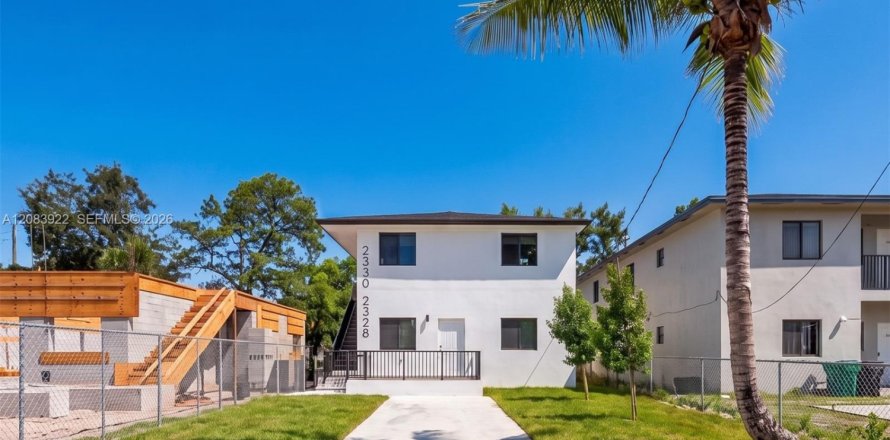Commercial property in Miami, Florida № 2402464
