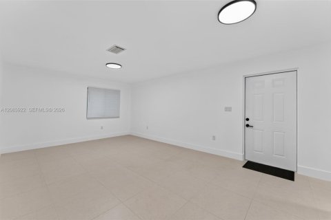 Commercial property in Miami, Florida № 2402464 - photo 3