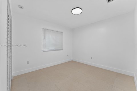 Commercial property in Miami, Florida № 2402464 - photo 22