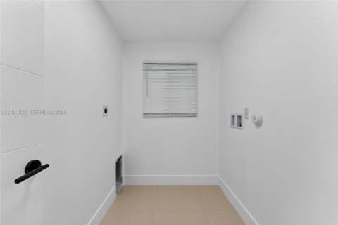 Commercial property in Miami, Florida № 2402464 - photo 11