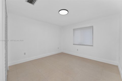 Commercial property in Miami, Florida № 2402464 - photo 15