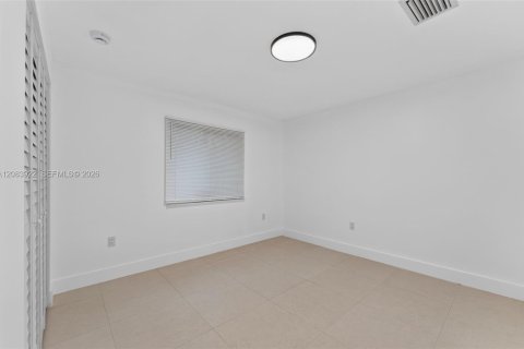 Commercial property in Miami, Florida № 2402464 - photo 10