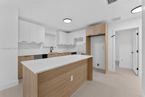 Commercial property in Miami, Florida № 2402464 - photo 18