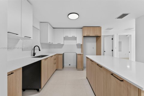 Commercial property in Miami, Florida № 2402464 - photo 5