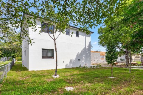 Commercial property in Miami, Florida № 2402464 - photo 27