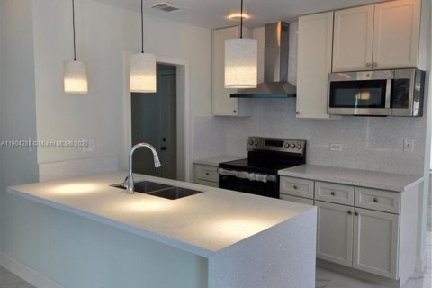 Купить виллу или дом в Майами, Флорида 1 комната, 122.82м2, № 1954884 - фото 2