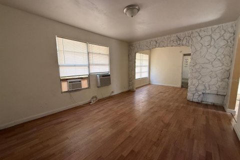 House in Orlando, Florida 6 bedrooms, 278.71 sq.m. № 2224366 - photo 25