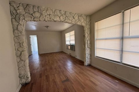 House in Orlando, Florida 6 bedrooms, 278.71 sq.m. № 2224366 - photo 22