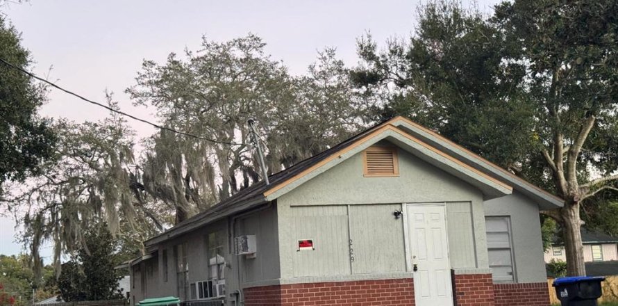 House in Orlando, Florida 6 bedrooms, 278.71 sq.m. № 2224366