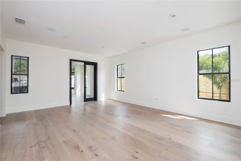 House in Tampa, Florida 5 bedrooms, 320.51 sq.m. № 2430660 - photo 13