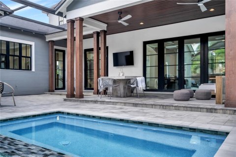 House in Tampa, Florida 5 bedrooms, 320.51 sq.m. № 2430660 - photo 5