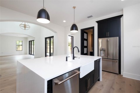 House in Tampa, Florida 5 bedrooms, 320.51 sq.m. № 2430660 - photo 7