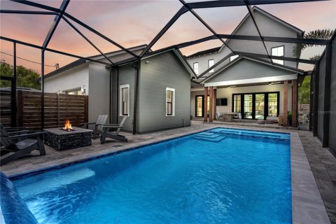 House in Tampa, Florida 5 bedrooms, 320.51 sq.m. № 2430660 - photo 4