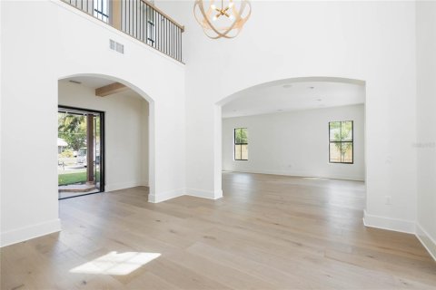 House in Tampa, Florida 5 bedrooms, 320.51 sq.m. № 2430660 - photo 10