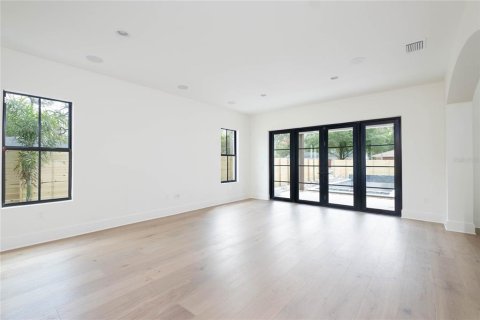 House in Tampa, Florida 5 bedrooms, 320.51 sq.m. № 2430660 - photo 12