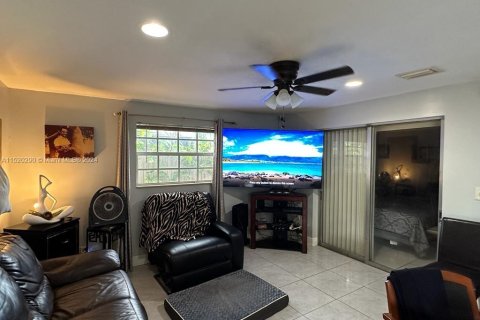 Casa en venta en Miami, Florida, 3 dormitorios, 170.2 m2 № 1937724 - foto 6