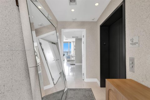 Condo in Miami, Florida, 2 bedrooms № 1936202 - photo 3