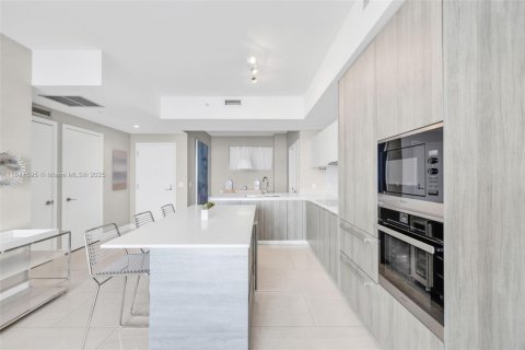 Condo in Miami, Florida, 2 bedrooms № 1936202 - photo 13