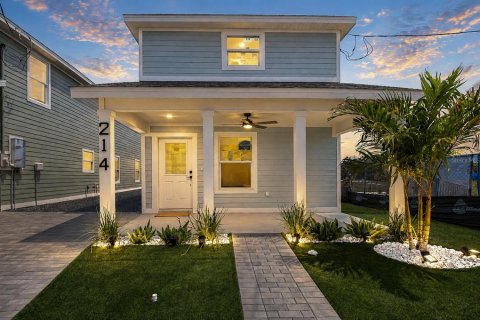 House in Bradenton, Florida 3 bedrooms, 142.7 sq.m. № 2236599