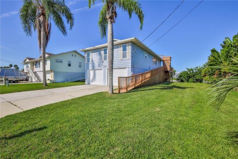 House in Hernando Beach, Florida 2 bedrooms, 120.77 sq.m. № 1902637 - photo 5